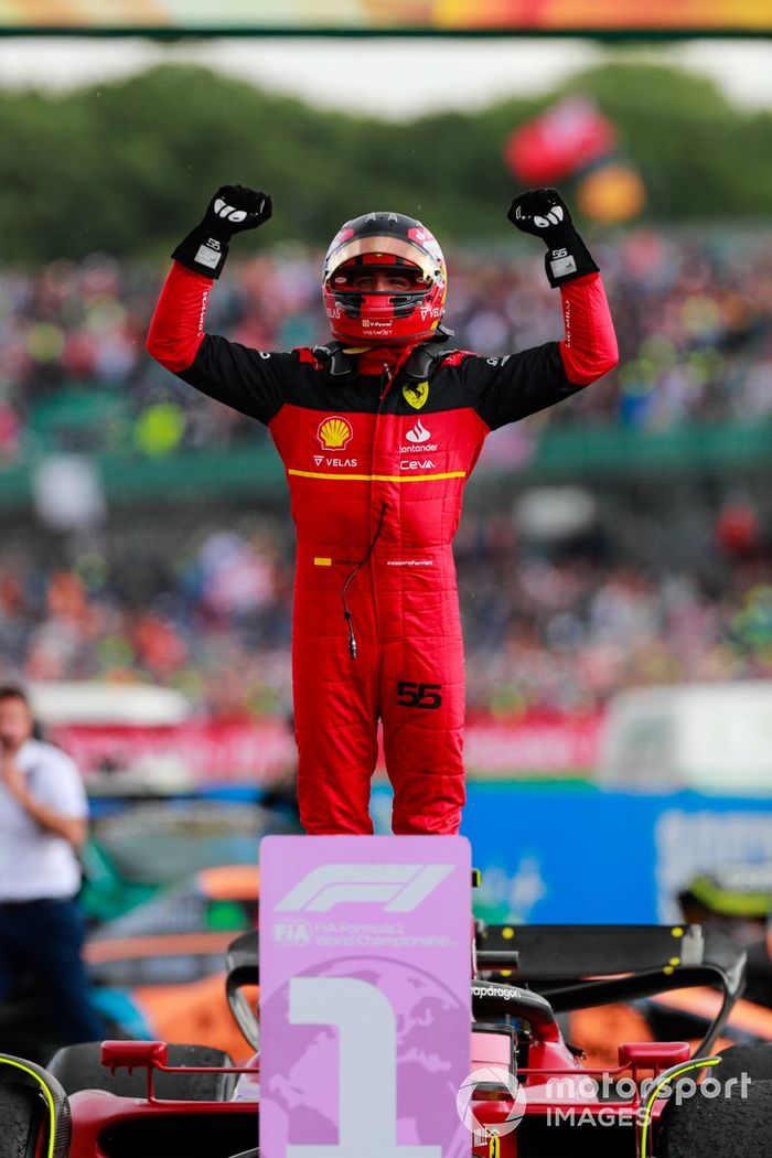 Carlos Sainz, de Ferrari, celebra su primera victoria en el parc ferme