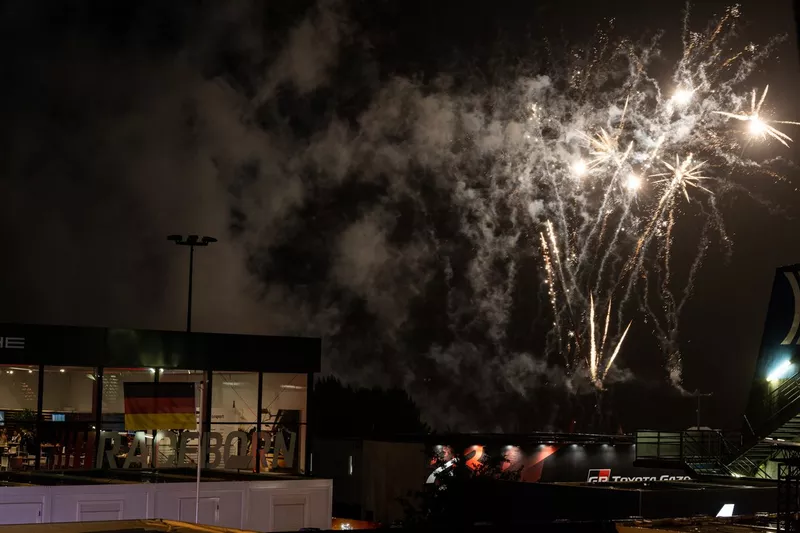 Feux d'artifice dans le paddock