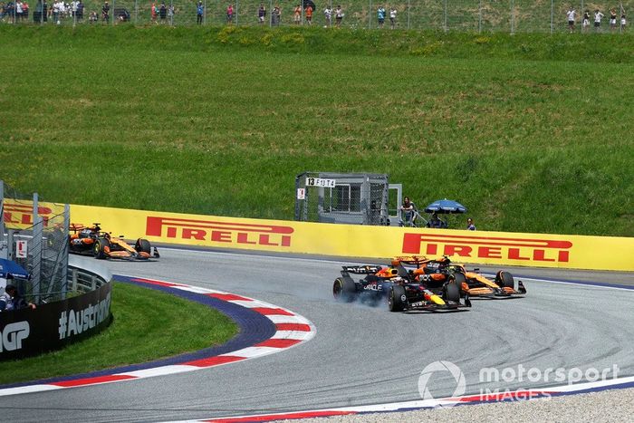 Max Verstappen, Red Bull Racing RB20, trava com Lando Norris, McLaren MCL38, logo atrás
