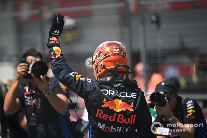 Max Verstappen, Red Bull Racing, 1ª posición, saluda desde el Parc Ferme tras el Sprint