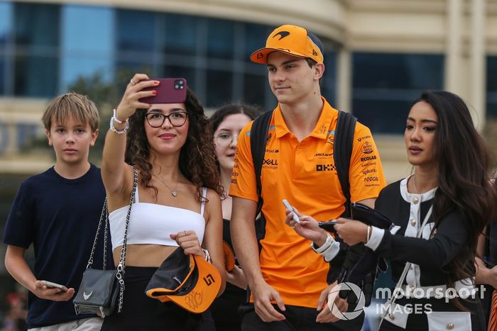 Oscar Piastri, McLaren F1 Team, robi selfie z fanem 
