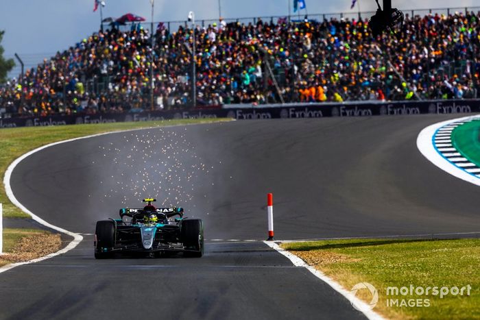 Lewis Hamilton, Mercedes F1 W15, echa chispas