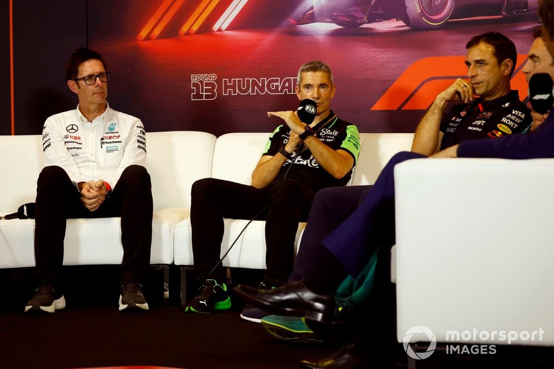 Andrew Shovlin, Director de Ingeniería en Pista, Mercedes-AMG F1 Team, Xevi Pujolar, Director de Carrera, Stake F1 Team Kick Sauber, Pierre Wache, Director Técnico, Red Bull Racing, en la Conferencia de Prensa de los directores de equipo.