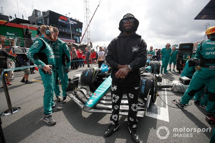 El rapero Tinie Tempah en la parrilla con el coche de Fernando Alonso, el Aston Martin AMR23