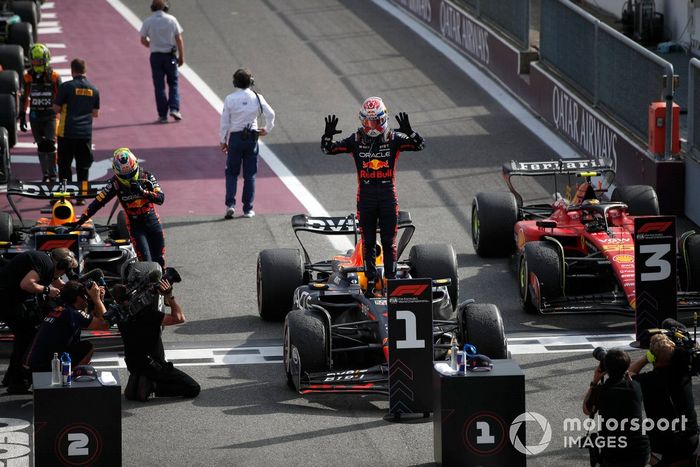 Max Verstappen, Red Bull Racing, 1ª posición, celebra su llegada al Parc Ferme