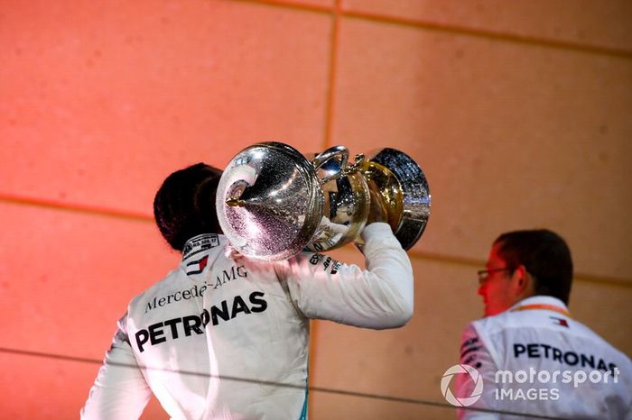 Podio: ganador Lewis Hamilton, Mercedes AMG F1 con el trofeo