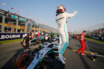 Le poleman Lewis Hamilton, Mercedes AMG F1 dans le Parc Fermé