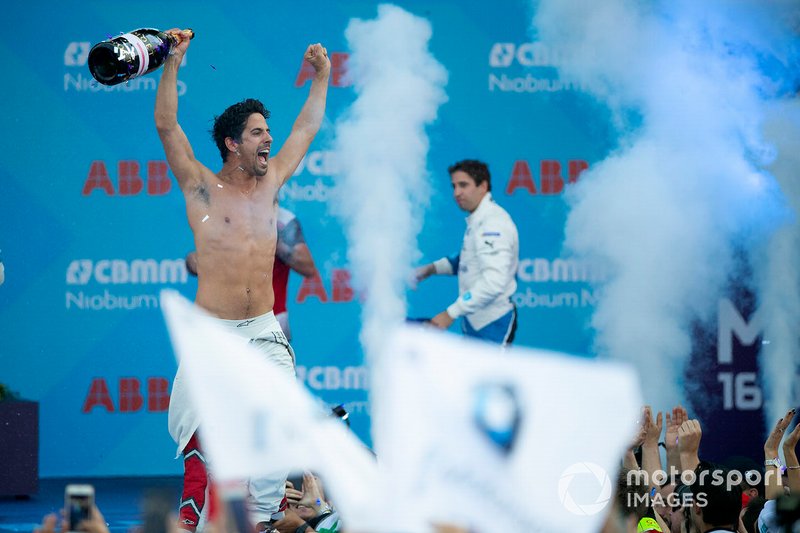 Il vincitore della gara Lucas Di Grassi, Audi Sport ABT Schaeffler, festeggia sul podio