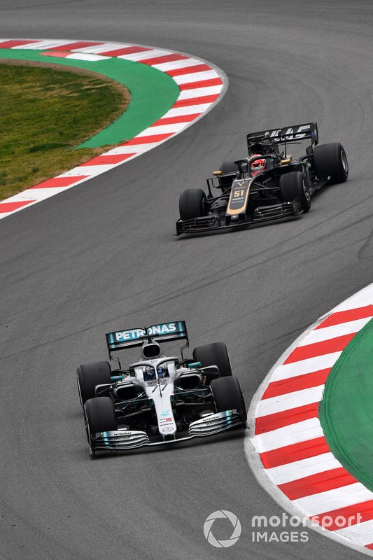 Valtteri Bottas, Mercedes-AMG F1 W10 e Pietro Fittipaldi, Haas F1 Team VF-19