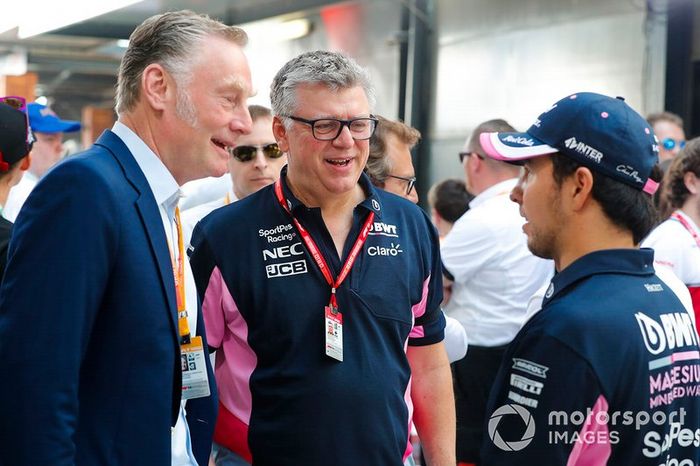 Sean Bratches, Director General de Operaciones Comerciales, Grupo Fórmula Uno, Otmar Szafnauer, Director General de Operaciones, Racing Point, y Sergio Pérez, Racing Point