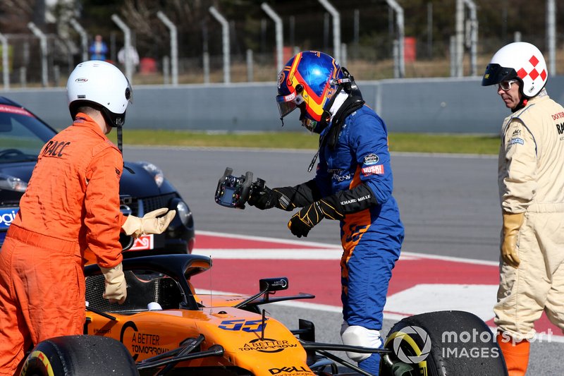 Carlos Sainz Jr., McLaren MCL34 stops on track