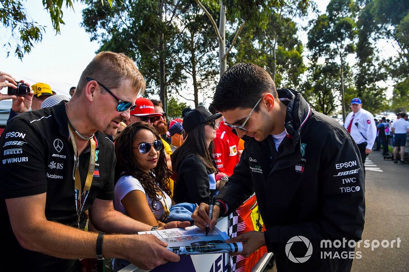 Esteban Ocon, Mercedes AMG F1, firma autografi ai tifosi