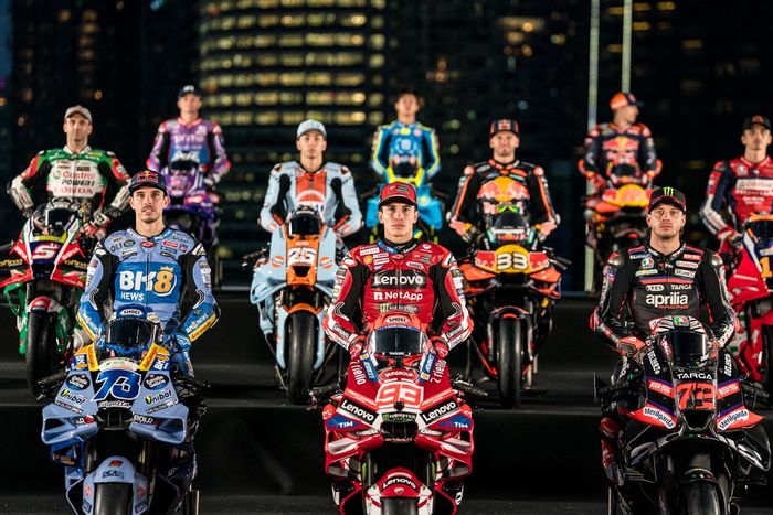 Групповое фото гонщиков MotoGP  