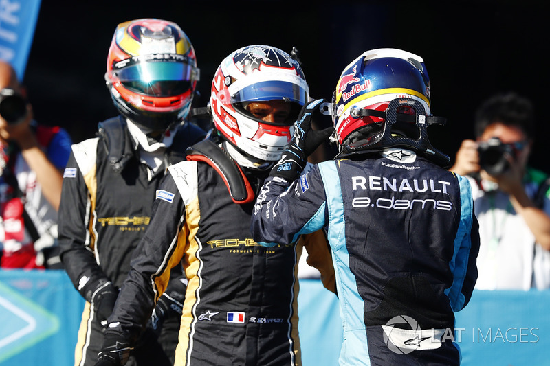 Sébastien Buemi, Renault e.Dams, discute con Stéphane Sarrazin, Techeetah, en Parc Ferme