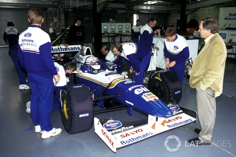 Riccardo Patrese conduce el el ganador del Campeonato Williams Renault FW18