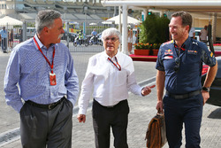 Chase Carey, voorzitter Formula One Group met Bernie Ecclestone en Christian Horner, teambaas Red Bu