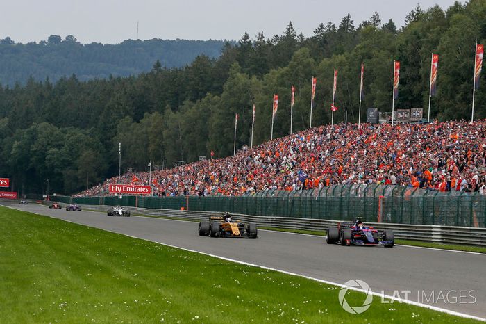 Carlos Sainz Jr., Scuderia Toro Rosso STR12 y Jolyon Palmer, Renault Sport F1 Team RS17