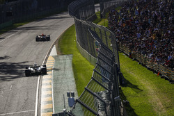 Max Verstappen, Red Bull Racing RB13, devant Lewis Hamilton, Mercedes AMG F1 W08