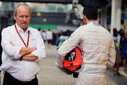 Frédéric Vasseur, directeur de la compétition Renault Sport F1 Team et Esteban Ocon, Manor Racing