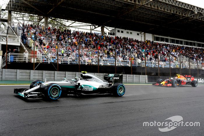 Nico Rosberg, Mercedes AMG F1 W07 Hybrid, Max Verstappen, Red Bull Racing RB12