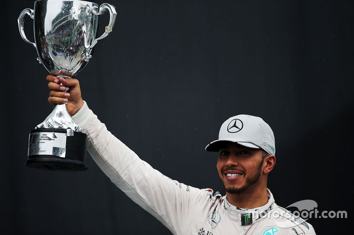 En Brasil dominó en condiciones complicadas, pero solo quedaba una carrera y no dependía de sí mismo