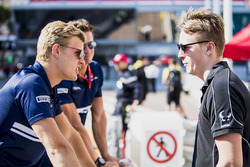 Gustav Malja, Racing Engineering discute avec Marcus Ericsson, Sauber