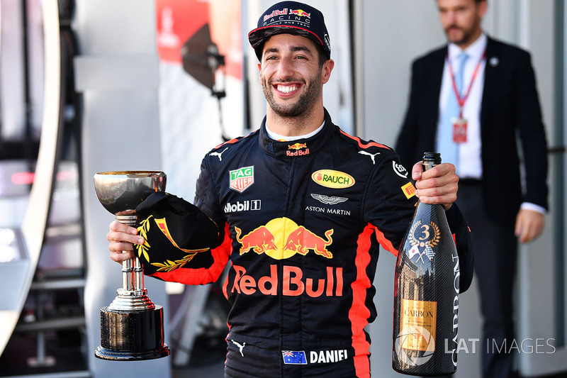 Daniel Ricciardo, Red Bull Racing festeggia sul podio con il trofeo e lo champagne