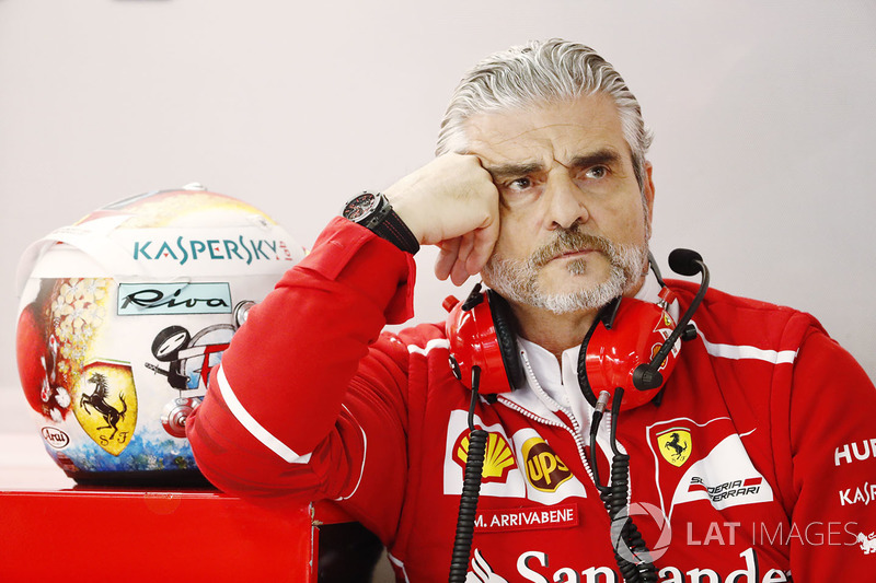 Maurizio Arrivabene, Team Principal, Ferrari con il casco di Sebastian Vettel