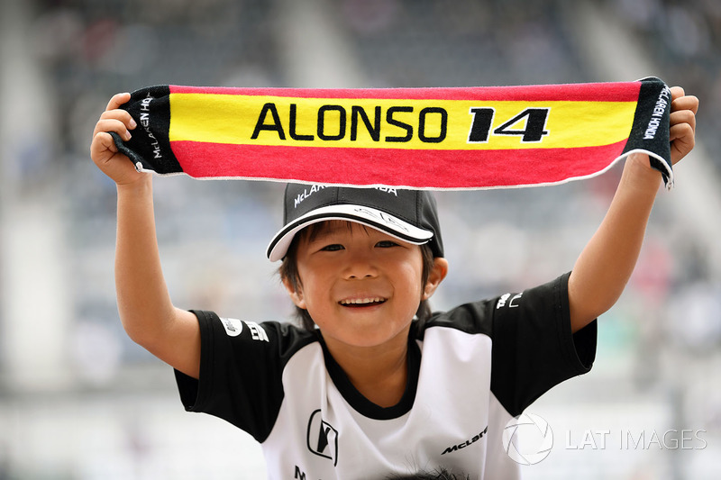 Fernando Alonso, McLaren fan and banner