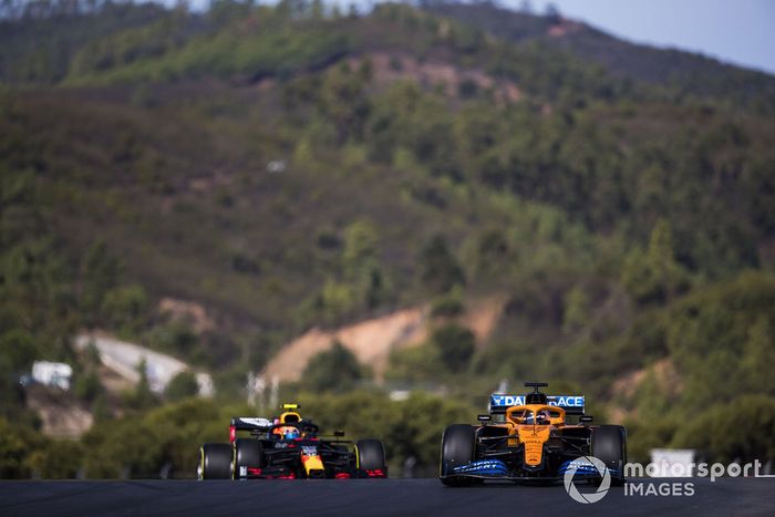 Carlos Sainz Jr., McLaren MCL35, Alex Albon, Red Bull Racing RB16