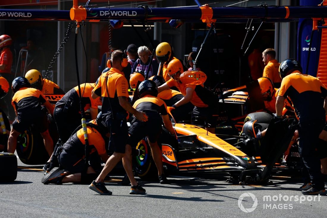 Lando Norris, McLaren MCL38, hace una parada en boxes durante los entrenamientos