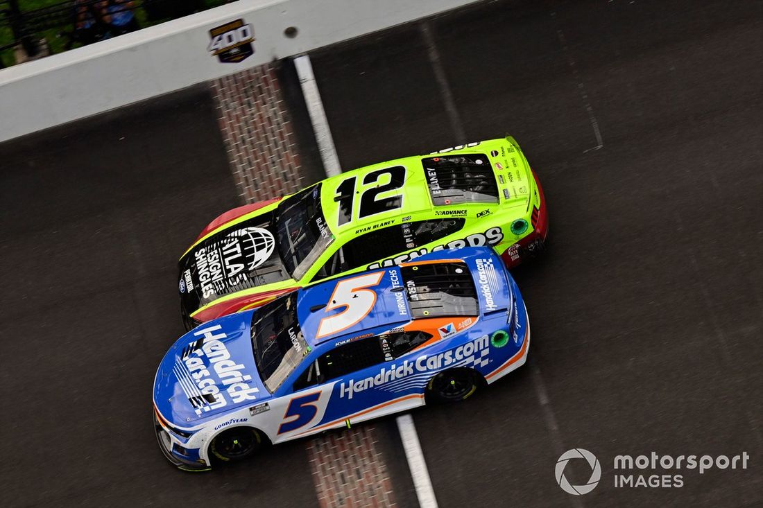Kyle Larson, Hendrick Motorsports, HendrickCars.com Chevrolet Camaro y Ryan Blaney, Team Penske, Menards\Atlas Ford Mustang