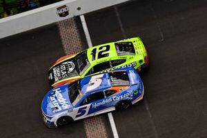 Kyle Larson, Hendrick Motorsports, HendrickCars.com Chevrolet Camaro y Ryan Blaney, Team Penske, Menards\Atlas Ford Mustang