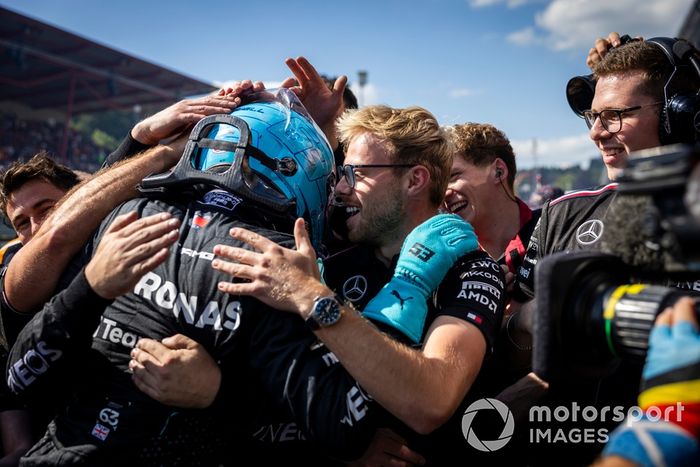 George Russell, Mercedes-AMG F1 Team, 1ª posición, celebra con su equipo su llegada a Parc Ferme
