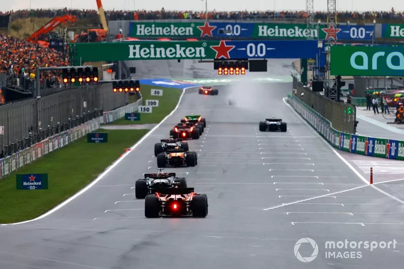 Les pilotes arrivent sur la grille pour les procédures de départ des essais à la fin de la FP3.