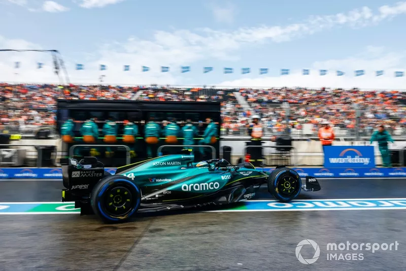 Fernando Alonso, Aston Martin AMR24, quitte le garage