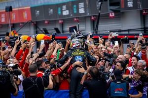 Charles Leclerc, Scuderia Ferrari, 1ª posição, festeja com a sua equipa à chegada ao Parc Ferme