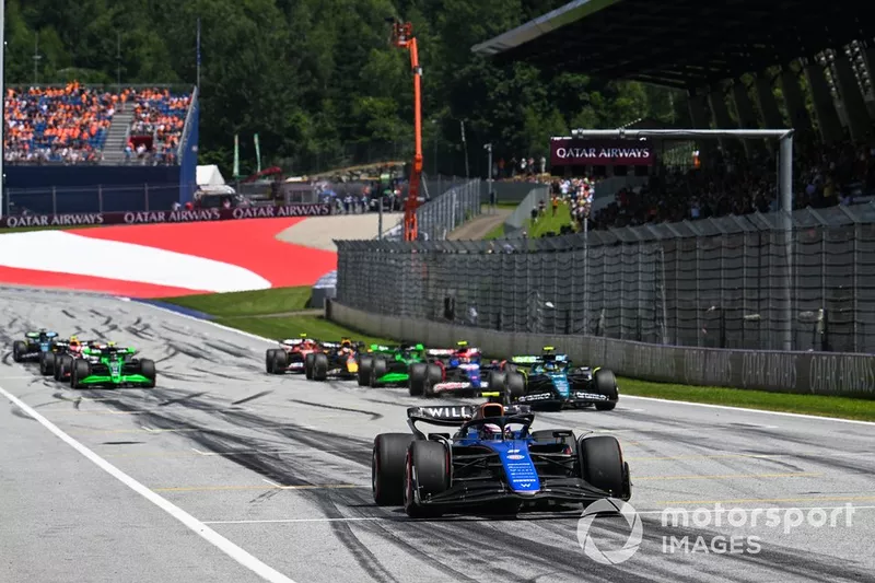Logan Sargeant, Williams FW46, Fernando Alonso, Aston Martin AMR24, Yuki Tsunoda, RB F1 Team VCARB 01, Valtteri Bottas, Stake F1 Team Kick Sauber C44, Zhou Guanyu, Stake F1 Team Kick Sauber C44, d'autres pratiquent leurs procédures de départ de course à l