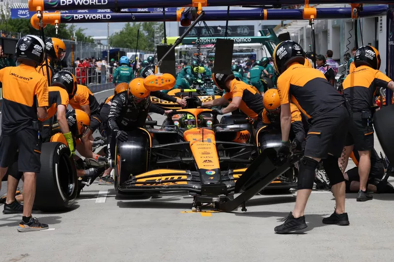 L'équipe McLaren fait un arrêt au stand pour Lando Norris, McLaren MCL38. 