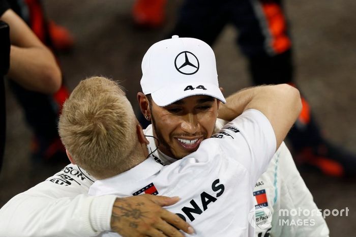 Ganador de la carrera Lewis Hamilton, Mercedes AMG F1, celebra con sus compañeros de equipo