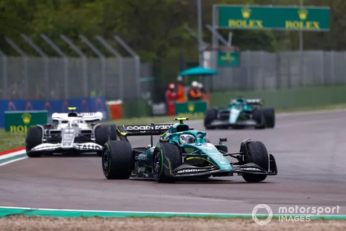 Sebastian Vettel, Aston Martin AMR22, Yuki Tsunoda, AlphaTauri AT03