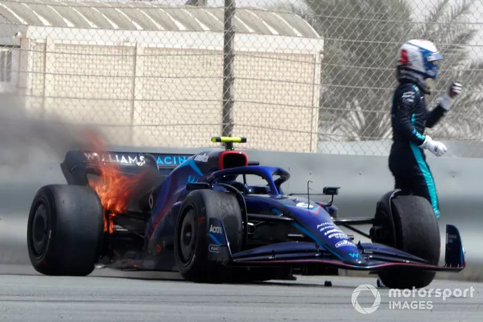Nicholas Latifi, Williams FW44, para después de incendiar la parte trasera