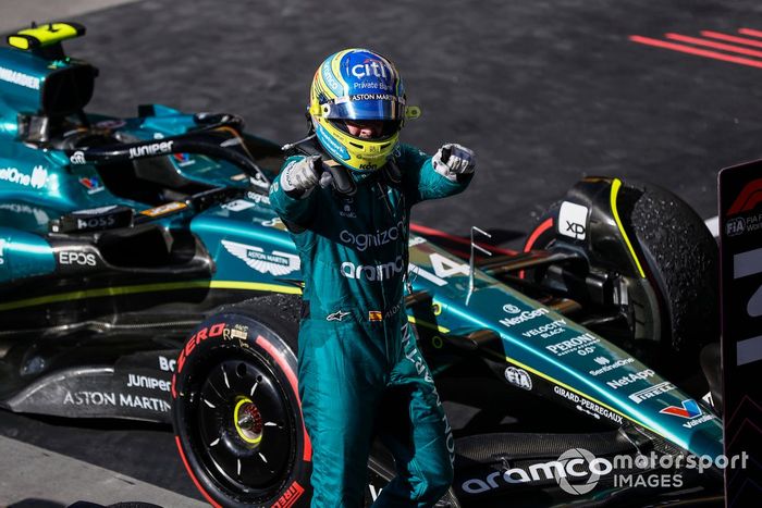 Fernando Alonso, Aston Martin F1 Team, 3ª posición, celebra su llegada al Parc Ferme