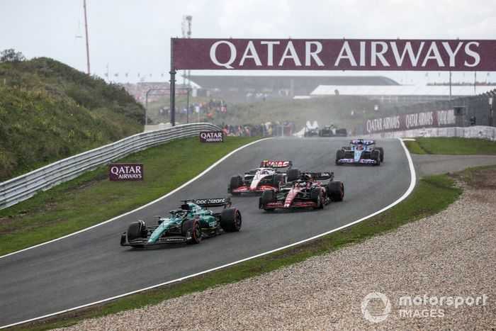 Lance Stroll, Aston Martin AMR23, lidera Valtteri Bottas, Alfa Romeo C43, Nico Hulkenberg, Haas VF-23, y Esteban Ocon, Alpine A523.