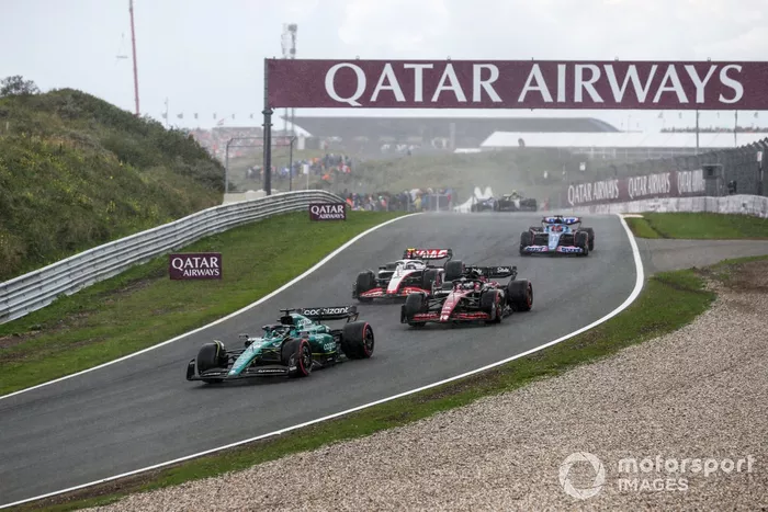 Lance Stroll, Aston Martin AMR23, lidera Valtteri Bottas, Alfa Romeo C43, Nico Hulkenberg, Haas VF-23, y Esteban Ocon, Alpine A523.