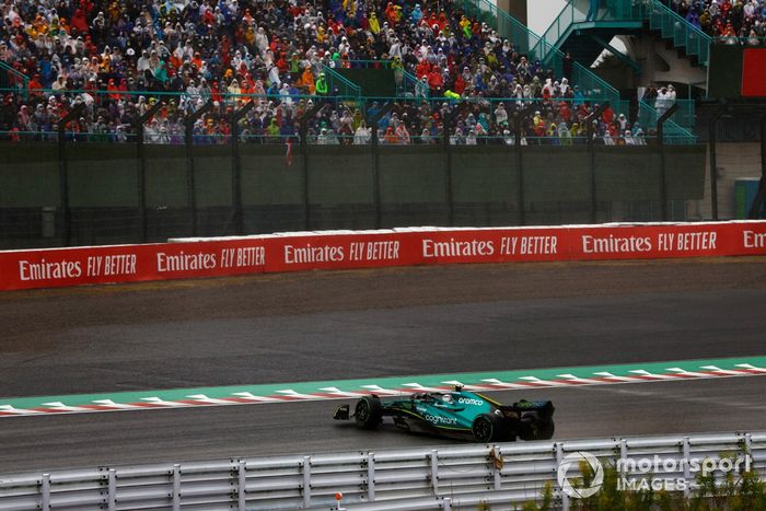 Sebastian Vettel, Aston Martin AMR22, hace un trompo en la primera vuelta