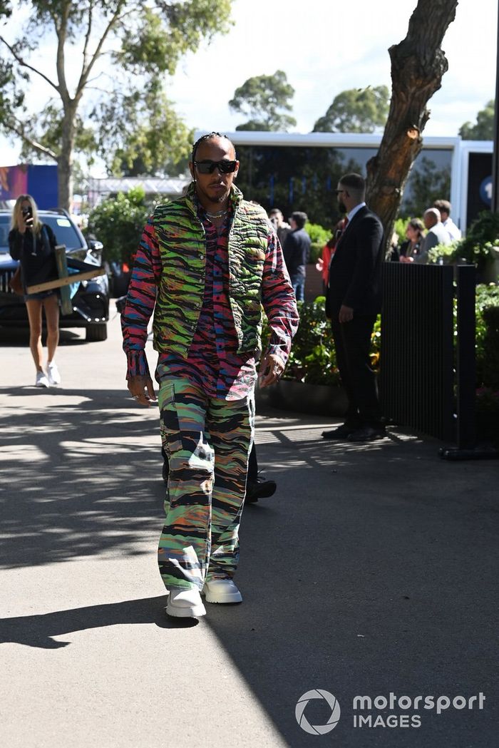 Lewis Hamilton, Mercedes-AMG, llega al GP de Australia