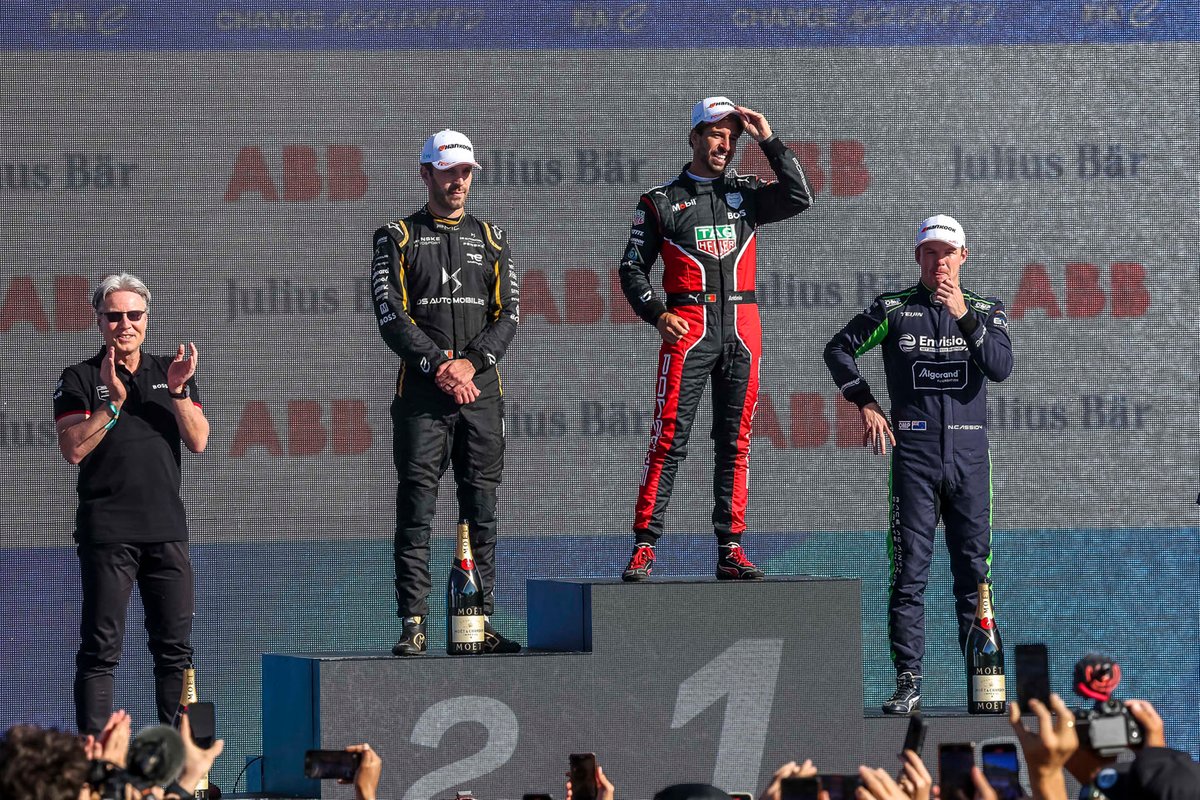 Jean-Eric Vergne, DS Penske, 2ª posición, Antonio Felix da Costa, Porsche, 1ª posición, Nick Cassidy, Envision Racing, 3ª posición, en el podio
