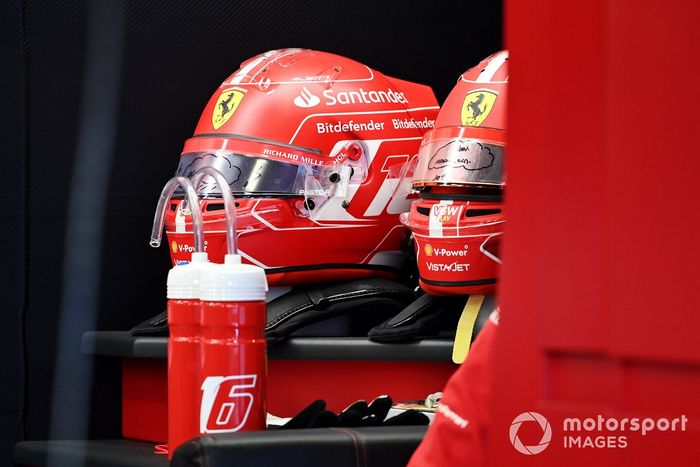 Cascos y botellas de bebidas para Charles Leclerc, Scuderia Ferrari