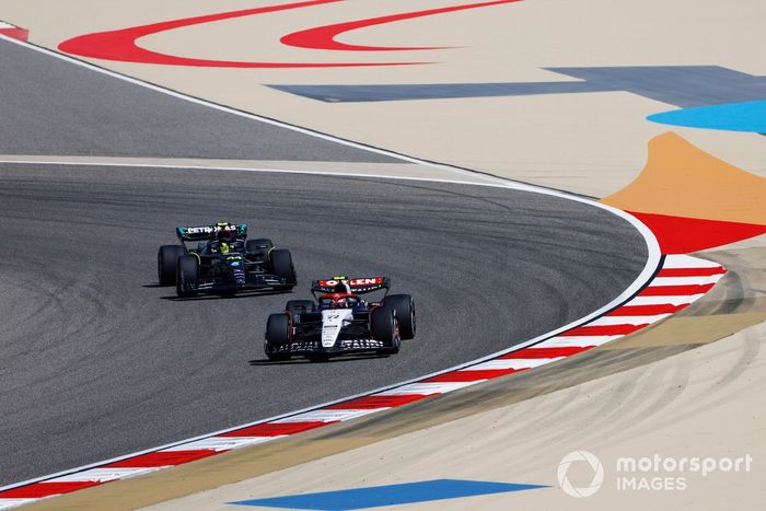 Yuki Tsunoda, AlphaTauri AT04, Lewis Hamilton, Mercedes F1 W14